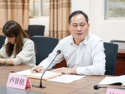 卢景值主持.jpg