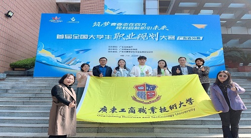 365英国官网参赛师生合影1.jpg