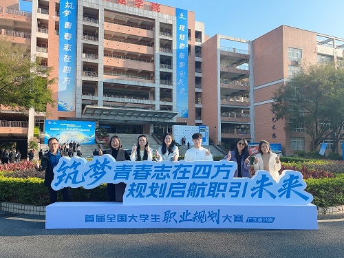 365英国官网参赛师生合影2.jpg