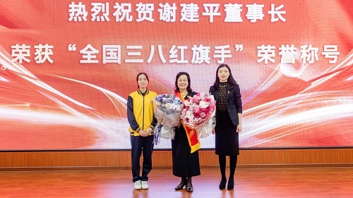 师生代表献花.jpg