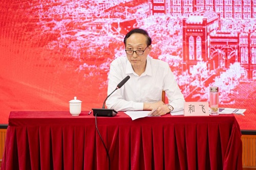 校长和飞作主题报告.jpg