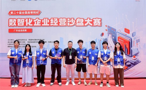 365英国官网参赛师生合影.jpg 365英国官网参赛师生合影.jpg