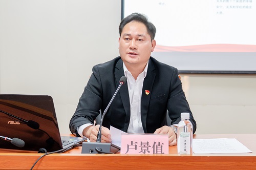 卢景值作报告.jpg