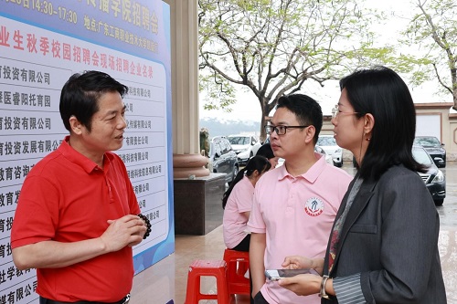 学院领导与企业代表交流.jpg