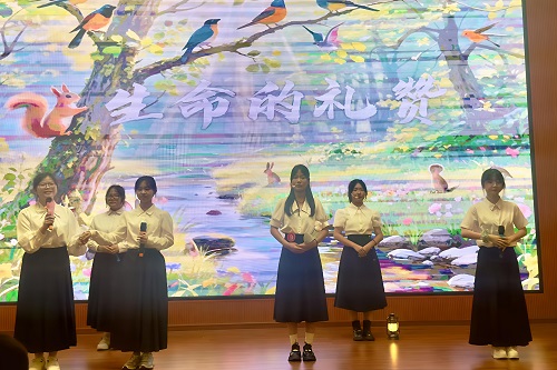 三等奖获得者张岚、叶蓝欣、成宇琪、马文柳、邹心怡、桑怡琳.jpg