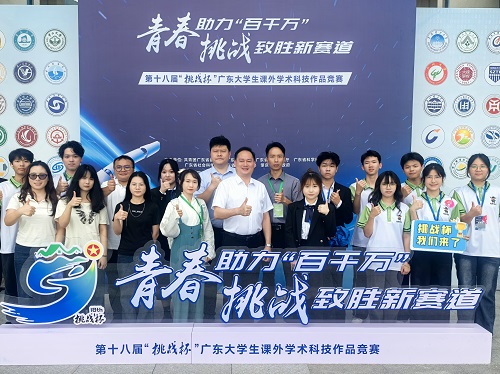 卢景值与参赛师生合影留念.jpg