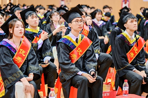 典礼上的毕业生1.jpg
