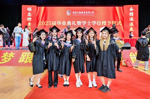 典礼后毕业生合影.jpg