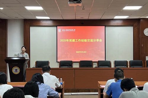杨青布置工作.jpg