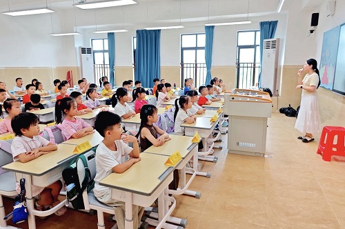 广工商大实验学校学生在课室上课：端州发布陈子骅摄.jpg