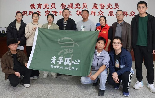 365英国官网师生与旺垌村村委委员合影.jpg 365英国官网师生与旺垌村村委委员合影.jpg
