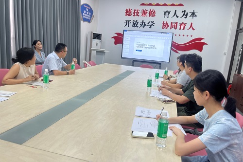 教研室教师代表同大数据工程技术专业教师屠珺楠现场交流.jpg 教研室教师代表同大数据工程技术专业教师屠珺楠现场交流.jpg