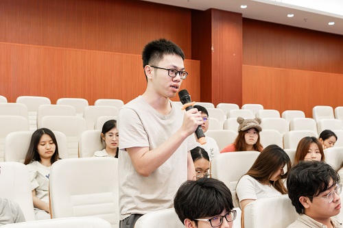 学生提问.jpg 学生提问.jpg
