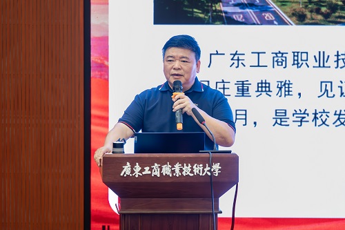 莫秀全作报告.jpg