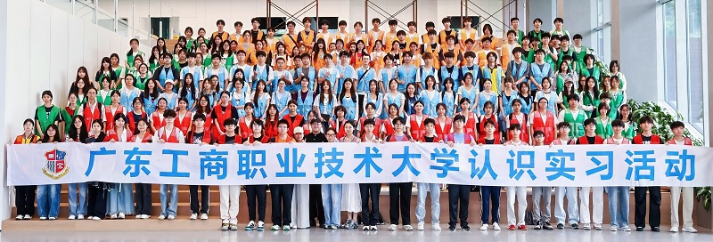 第二批实习学生合影.jpg 第二批实习学生合影.jpg