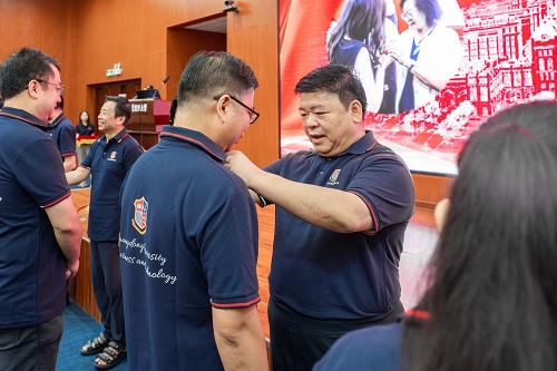 佩戴校徽2.jpg