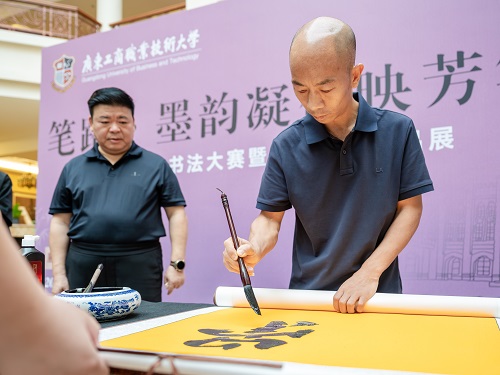 现场挥毫2.jpg