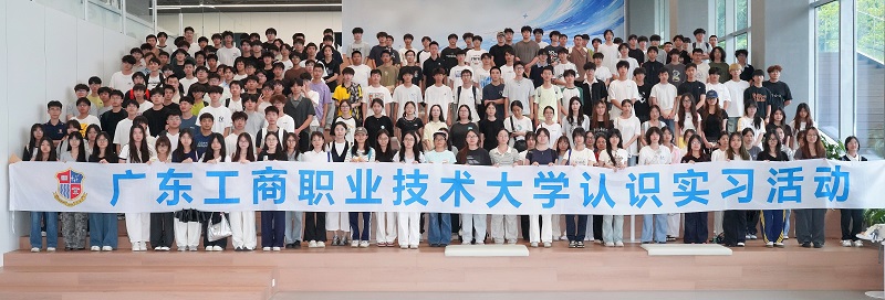 第一批实习学生合影.jpg 第一批实习学生合影.jpg