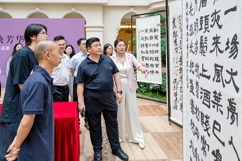 现场观展.jpg