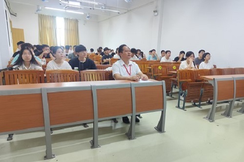 校领导听课（大旺校区）.jpg
